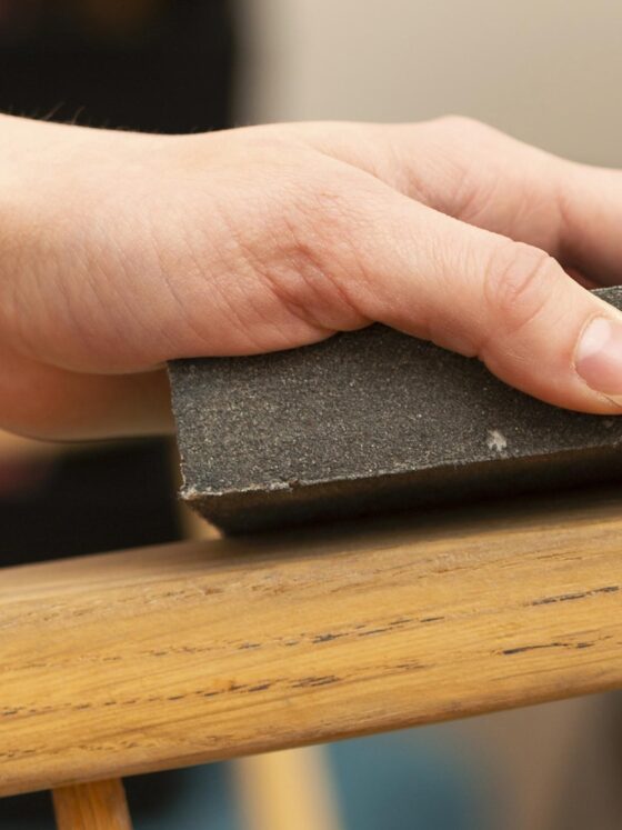 Comment poncer un meuble en bois?